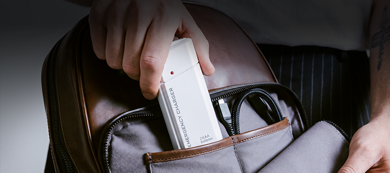 Przenośna ładowarka awaryjna na baterie AA – ładowanie USB, kompaktowa i z latarką LED – idealna w podróży, dojazdach i podczas przerw w dostawie prądu