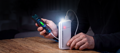 Przenośna ładowarka awaryjna na baterie AA – ładowanie USB, kompaktowa i z latarką LED – idealna w podróży, dojazdach i podczas przerw w dostawie prądu