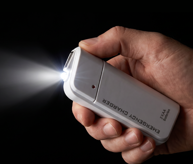 Przenośna ładowarka awaryjna na baterie AA – ładowanie USB, kompaktowa i z latarką LED – idealna w podróży, dojazdach i podczas przerw w dostawie prądu